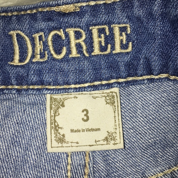 H&M’s  Decree Distressed Jean shorts size 3 - Picture 2 of 4